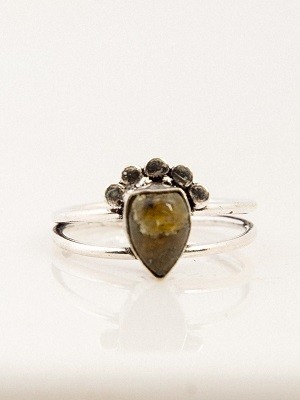  кольцо металлическое с натуральными камнями