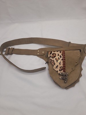 Оригинальная сумочка на пояс из замши и буйволиной шерсти.15*20*5см.