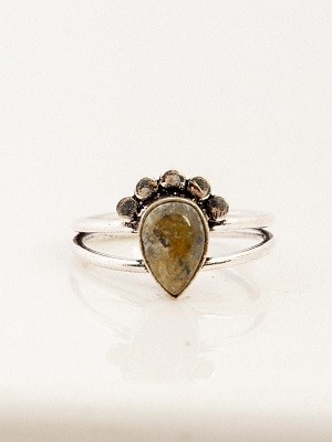 кольцо металлическое с натуральными камнями