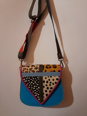 Разноцветная кожаная сумочка с вставками из натуральной шерсти. 18*18*6 см.
