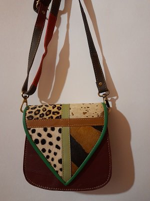  Разноцветная кожаная сумочка с вставками из натуральной шерсти. 18*18*6 см.