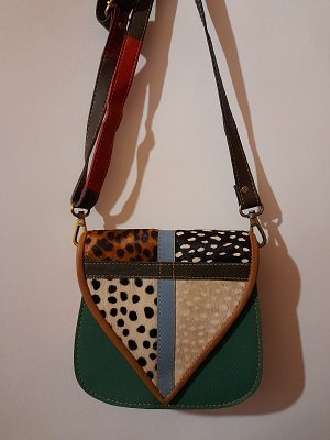 Разноцветная кожаная сумочка с вставками из натуральной шерсти. 18*18*6 см.