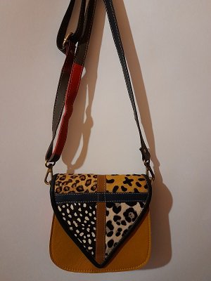 Купить Разноцветная кожаная сумочка с вставками из натуральной шерсти. 18*18*6 см. 